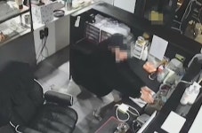 변기 막혔다 PC방 종업원 유인한 뒤 카운터서 금품 훔쳐