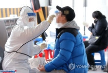 검체 채취하는 선별진료소 의료진