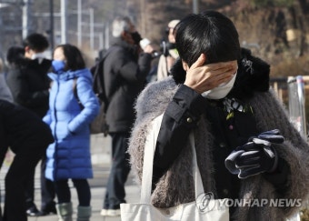 눈물 훔치는 정경심 전 교수 지지자