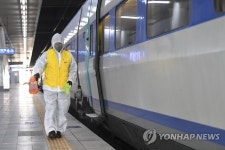 설 앞두고 서울역 열차 방역