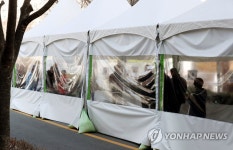 부산 연제구보건소 선별진료소 찾은 시민들