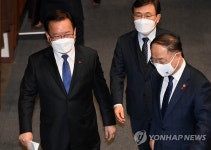 본회의장 나서는 김부겸과 홍남기
