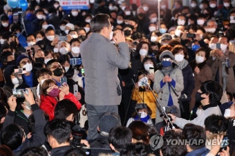 이재명 대선후보 연설 듣는 광주 시민