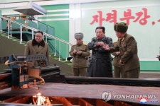 북한 김정은, 군수공장 시찰…