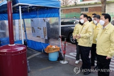 구로구 보건소 선별진료소 찾은 김부겸 총리