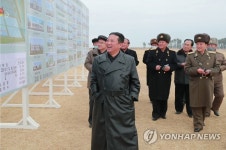 북한 김정은, 대규모 채소 온실농장 건설 예정지 시찰
