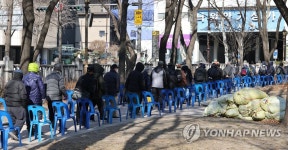 설 연휴 무료급식소 찾은 인파