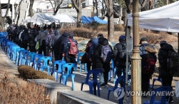 설 연휴 둘째 날…길게 이어진 무료급식소 줄