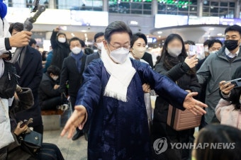 이재명 부부, 귀성객들에게 새해 인사