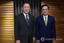 정책토론회 앞두고 포즈 취하는 이재명-김동연