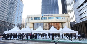 붐비는 송파구 보건소 선별진료소