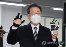 아바타손 시연하는 이재명 대선후보