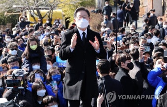 봉하마을에서 지지호소하는 이재명 대선후보