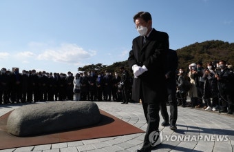노무현 전 대통령 묘역 둘러보는 이재명 대선후보