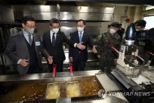 조리로봇이 튀기고 볶고 끓인다…확바뀐 군부대 식당 첫 공개(종합)