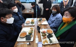 시화공단 노동자들과 대화하는 심상정 대선 후보