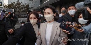 취재진 질문받으며 당사 나서는 김혜경 씨