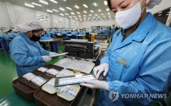 분주하게 움직이는 코로나19 자가검사키트 생산 공장