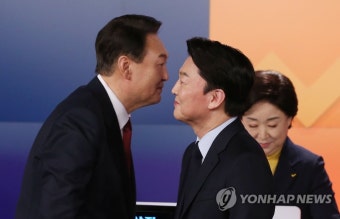 인사 마치고 이동하는 윤석열 후보와 안철수 후보
