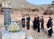 창원 국가관리묘역 찾은 황기철 국가보훈처장