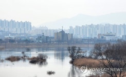 흐릿하게 보이는 춘천 도심