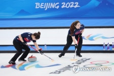 [올림픽] 스위핑하는 김영미-김선영