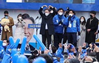 대전에서 하트 인사하는 이재명 대선후보