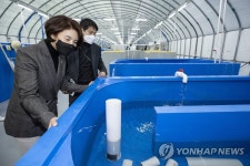 한정애 환경부 장관, 국립생태원 멸종위기종복원센터 방문