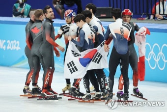 [올림픽] 계주 5000m 은메달 획득하는 남자 쇼트트랙 대표팀