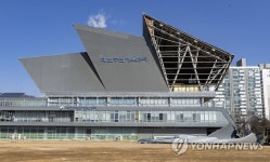 강풍에 뜯겨진 체육센터 외벽