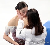 [올림픽] 유영 격려하는 하마다 미에 코치