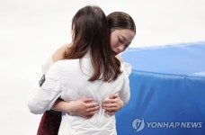 [올림픽] 하마다 미에 코치 품에 안기는 유영