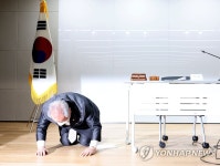 임시총회에서 사죄하는 허현 광복회 부회장