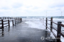 물에 잠기는 다리