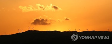 풍력발전기와 어우러진 붉은 노을