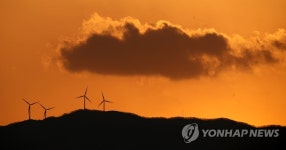 풍력발전기와 어우러진 붉은 노을