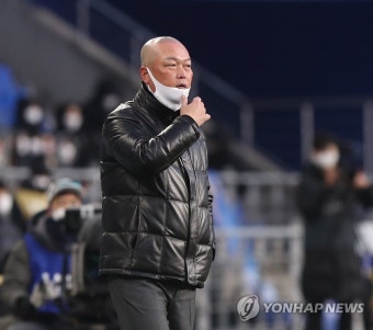 경기 지켜보는 김태완 감독