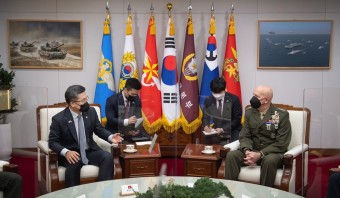 국방장관, 방한 美해병대사령관 접견…양국 해병대 협력 논의