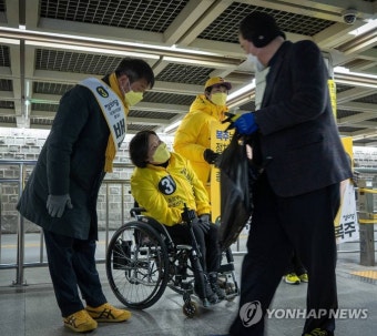 출근길 인사하는 여영국 대표와 배복주 후보