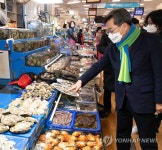 노량진수산물도매시장 방문한 김동연 대선후보
