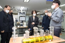 전기화학 관련 개발 제품 설명 듣는 임혜숙 장관