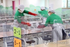 개학 앞두고 급식실 청소