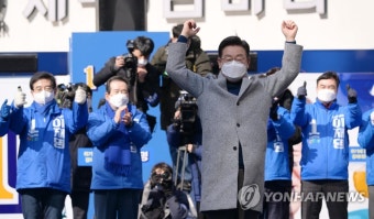 인천 집중 유세에서 지지자에게 인사하는 이재명 후보