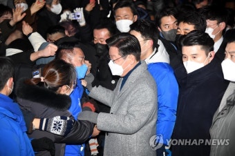 지지자들과 인사하는 이재명 대선 후보