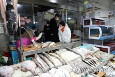 구룡포시장 상가 방문한 안철수