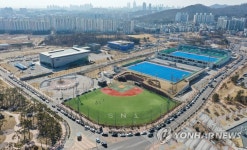 인천 선학경기장 에워싼 코로나19 검사 차량