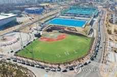 인천 선학경기장 에워싼 코로나19 검사 차량