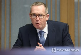 인터뷰하는 콜린 크룩스 주한 영국대사