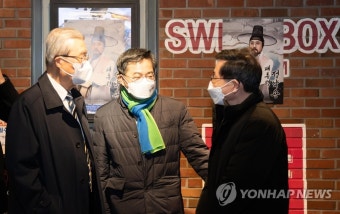 김종인, 윤종록과 영화 '대통령 정약용' 시사회 참석하는 김동연