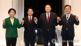 방송토론 앞서 기념촬영하는 대선후보